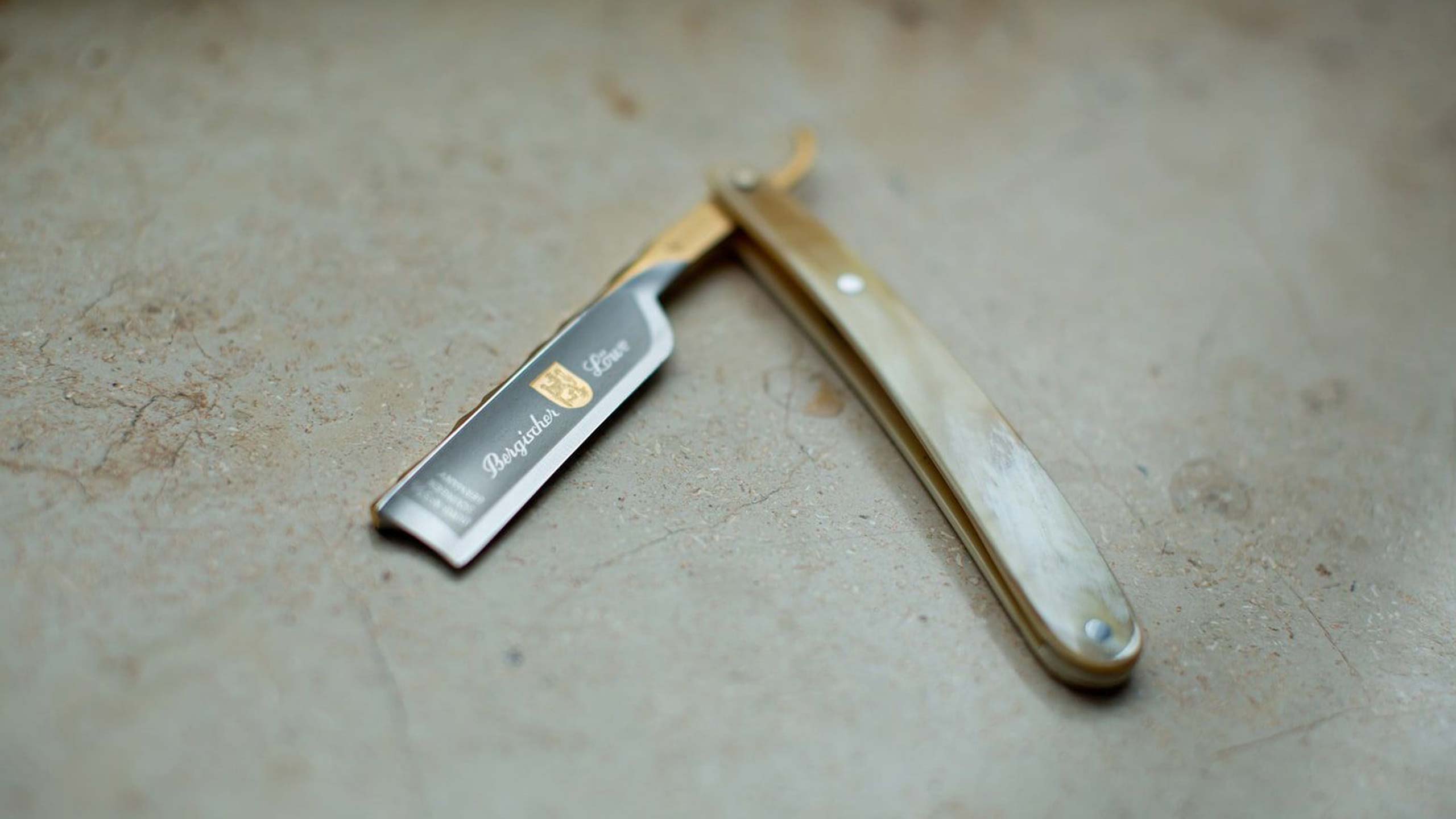 DOVO Rasiermesser Bergischer Löwe 6/8 Zoll Horn helle Färbung